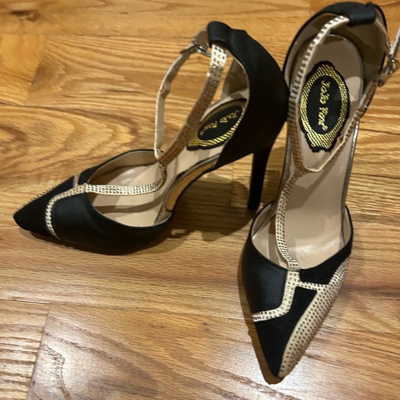 Jojo Fox Vintage Inspired Gold Embellished Heels 👠 - Picture 3 of 12